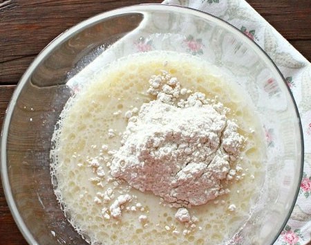 1. Stage. Bread: Pour in vegetable oil, mix yeast with flour and add to milk.