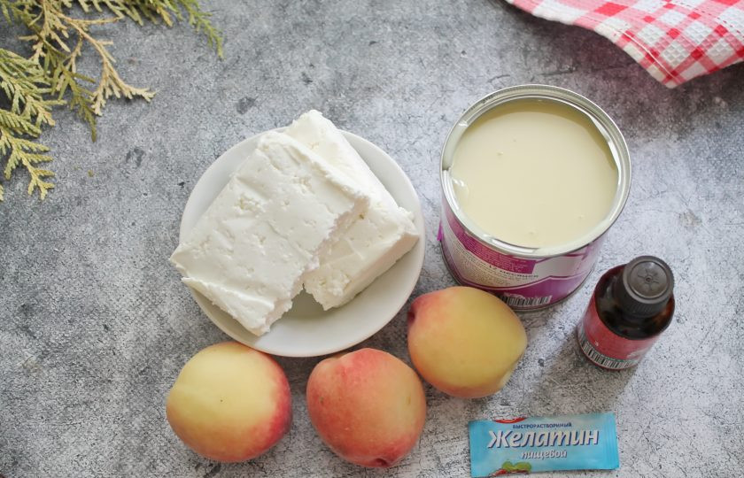 1. Этап. Ленивый кекс с персиками и творогом: Подготовьте все необходимые ингредиенты для приготовления ленивого кекса с персиками с творогом. Персики вымойте и обсушите.
