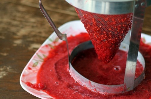 1. Этап. Желе из малины без варки: Масса получается довольно густой, можно добавить при перетирании немножечко яблочного сока. Мед слегка прогреваем, например, на водной бане, но ни в кое случае не кипятим! Мед должен стать мягким или жидким (что предпочтительнее.