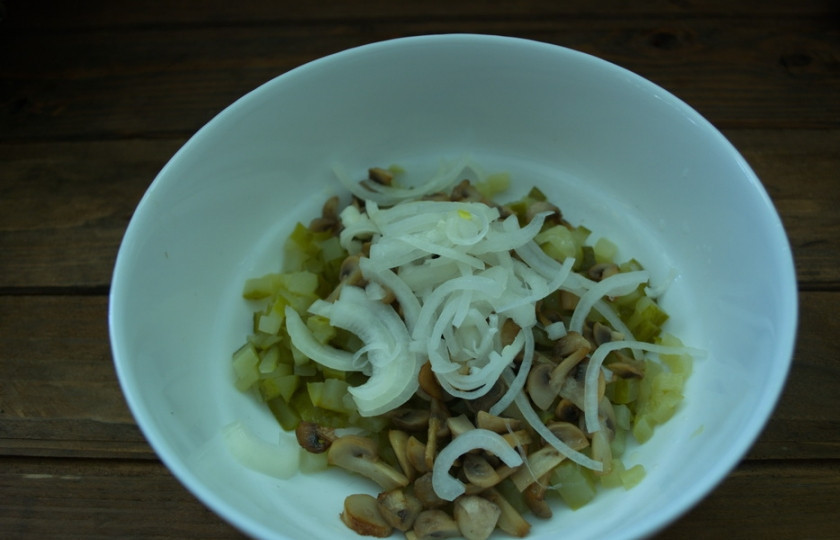 1. Этап. Салат Сицилийскийс курицей: Отжать воду и сам лук добавить в салатник.