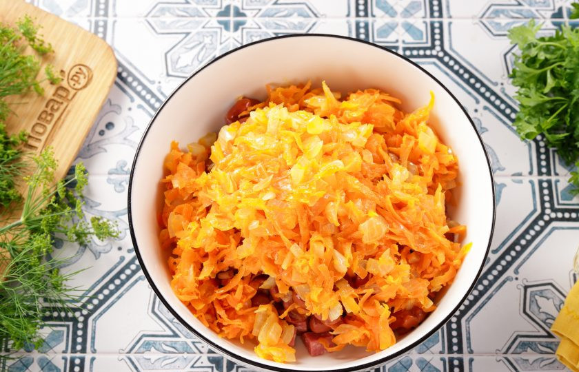 1. Этап. Салат с фасолью, морковью и колбасой: Добавьте содержимое сковороды.