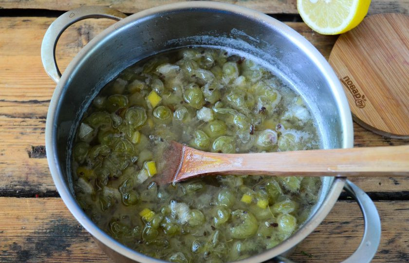 1. Этап. Варенье из крыжовника с лимоном на зиму: В последний раз проварите варенье 7-10 минут и разложите по чистым стерилизованным банкам. Плотно укупорьте в уберите в темное прохладное место.