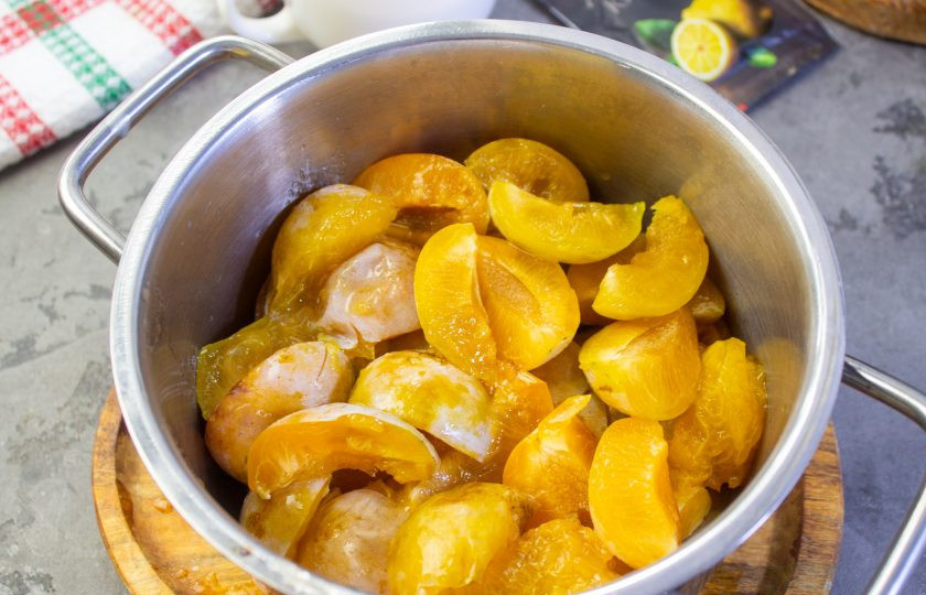 1. Этап. Варенье из белых слив: У слив оборвите хвостики и удалите косточки. Сливу разрежьте на 2-4 части. Выложите в кастрюлю, где будете варить варенье.