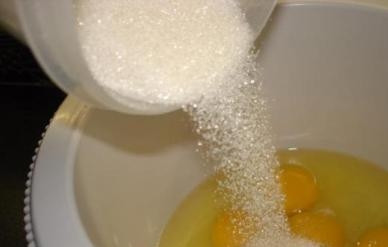 1. Этап. Венское тесто для куличей: В миску вбиваем яйца, добавляем к ним сахар.