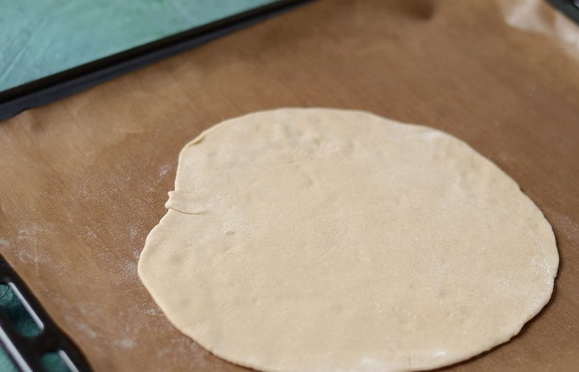 1. Этап. Диетические галеты: Разделите тесто на 3-4 части. Каждую раскатайте.