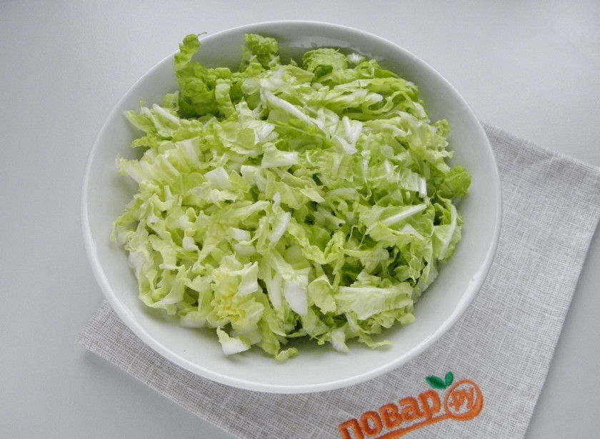 1. Этап. Шаурма (классический рецепт): Нашинкуйте капусту мелко. Посолите немного.