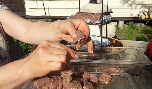 1. Этап. Шашлык на нитке в тандыре: Взять иголку с х/б нитью и нанизать на нить каждый кусочек мяса.