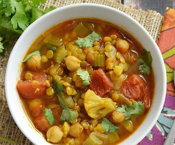 1. Этап. Овощное рагу без мяса: Через положенное время достаньте лавровый лист, по необходимости добавьте еще соли. Подавайте рагу горячим.