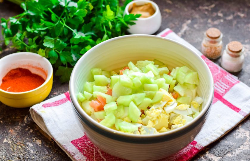 1. Этап. Салат с семгой и крабовыми палочками: Свежий огурец нарежьте небольшими кубиками, добавьте в салат.