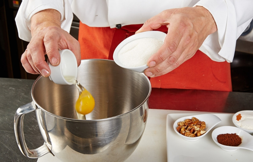 1. Этап. Брауни с клюквенным мороженым: 2. Взбить в миксере яйца с сахарным песком и ванильной эссенцией. Добавить в яичную смесь муки с какао и разрыхлителем. Влить разведенный кипяченой водой кофе нескафе.