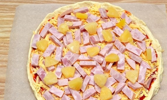 1. Этап. Пицца гавайская: На сыр выложить бекон и кусочки ананаса.