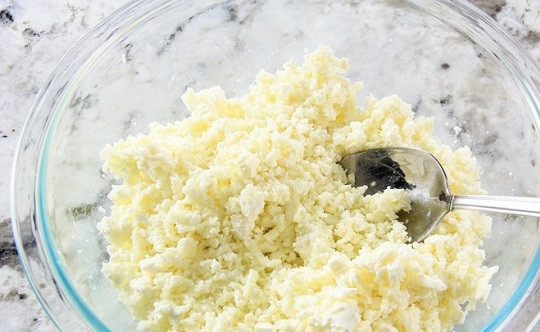 1. Этап. Хачапури по-грузински с сыром: 6. Соедините все ингредиенты начинки и перемешайте.