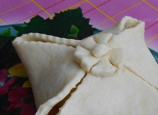 1. Этап. Творожное тесто с яблоками: Соедините уголки таким образом, чтобы получился конвертик. Вы можете вырезать украшение из теста, чтобы прилепить его сверху. Например, это может быть цветочек. Смажьте конвертики сырым взбитым яйцом или обыкновенной водой и запекайте в раскаленной до двухсот градусов духовке около сорока минут.