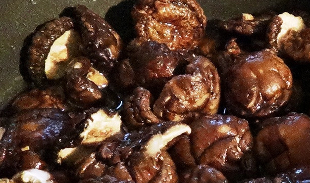 1. Этап. Грибы шиитаке по-корейски: Грибочки промойте, а затем отварите в кипящей подсоленной воде до готовности.