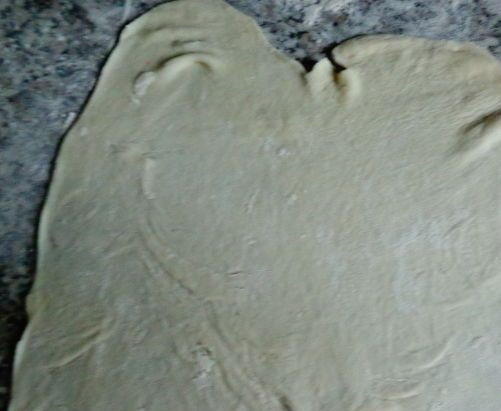 1. Этап. Самса в духовке: 2. Достаем тесто, разделяем его на части (примерно 8 частей). Раскатываем каждый кусок до тонкого состояния и закручиваем в 