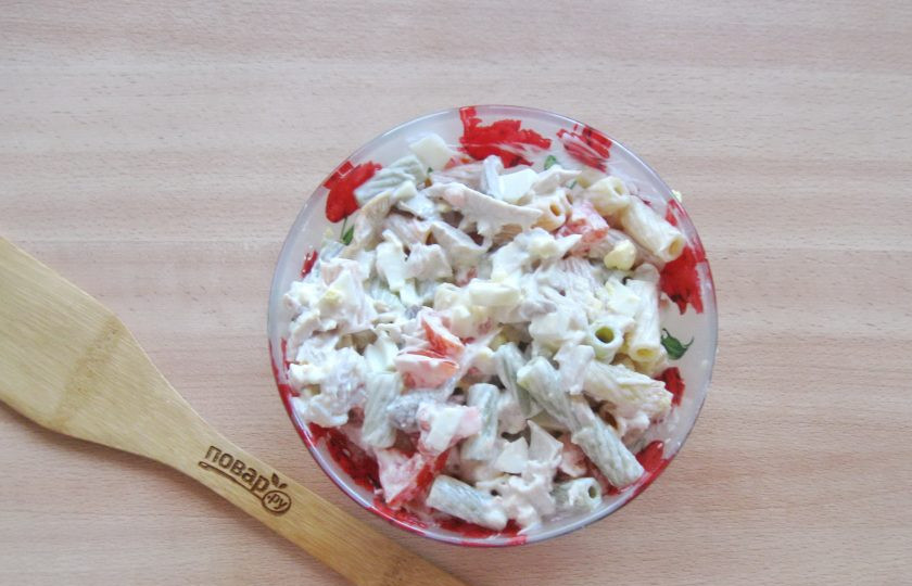 1. Этап. Салат Багратион: Посолите по вкусу и перемешайте все ингредиенты салата.