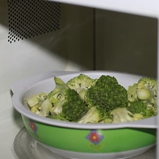 1. Этап. Брокколи в микроволновке: 4. Готовьте брокколи в микроволновке на большой мощности в течение двух минут. Снимите крышку и посмотрите, готова ли капуста.