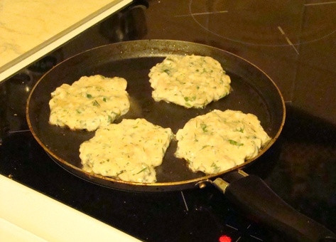 1. Этап. Котлеты по-албански: Жарить на хорошо разогретой сковороде с двух сторон до золотистого цвета.