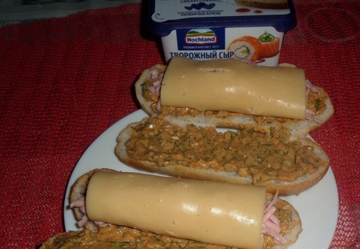 1. Этап. Хот-дог с колбасой и сыром: Сырно-колбасные трубочки выкладываем внутрь каждой булочки.