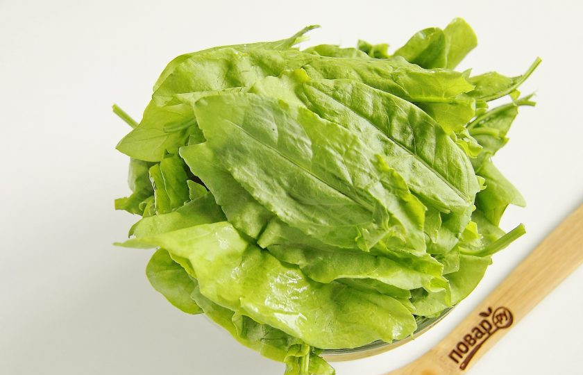 1. Этап. Вареники с щавелем: Щавель промойте, обрежьте стебли и обсушите.