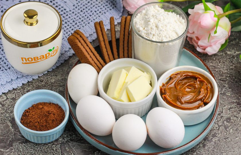 1. Этап. Шоколадный торт с кремом из вареной сгущенки: Подготовьте указанные продукты. Печенье можно выбрать по своему вкусу или использовать крошку бисквита для присыпки боков торта.