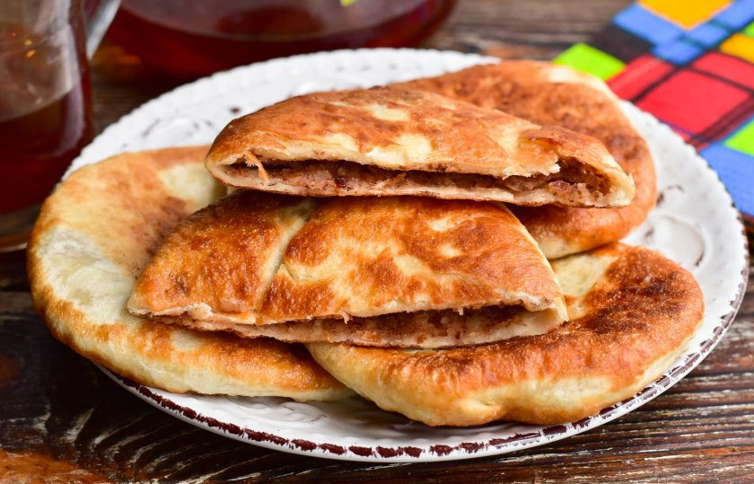 1. Этап. Хачапури с фасолью: Подайте их к столу.