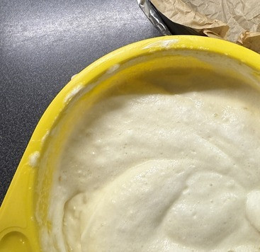 1. Этап. Творожное облачко: Перекладываем взбитые белки в творожную массу и аккуратно перемешиваем ложкой в одном направлении, что бы масса сохранила свою воздушную структуру.