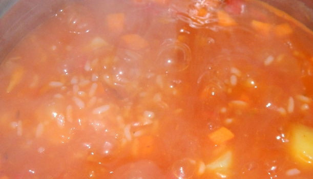 1. Этап. Томатный суп пюре с рисом: Ложку риса вынимаем из супа и оставляем для декора. Зажарку выкладываем в суп, солим на свой вкус, томим супчик еще 10 минут на очень маленьком огне. Кладем мелко порезанную зелень.