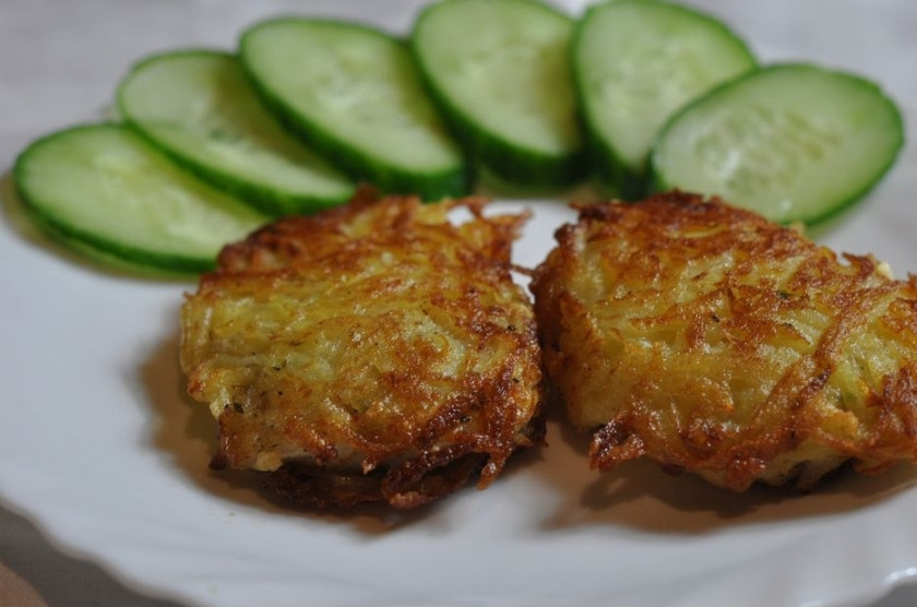 1. Этап. Рыба в картофельной корочке: Готовую рыбу в картофельной корочке подавайте с зеленью и овощами. Приятного аппетита!