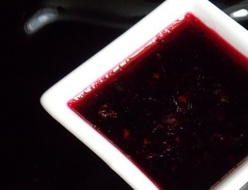 1. Этап. Желе из черной смородины на зиму: 4. После того, как черная смородина прокипела, снимите ее с огня и разливайте по стерилизованным сухим банкам. Накройте тканью. Дайте желе полностью остыть. После этого закройте крышками и поставьте в холодильник. Через неделю можно ставить в подвал.