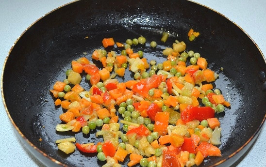 1. Этап. Макароны по-азиатски: 5. Жарьте, постоянно помешивая, еще 2-3 минуты.