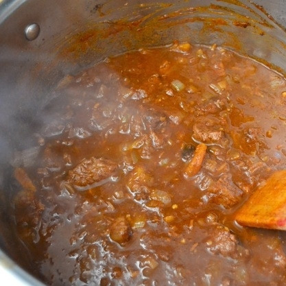 1. Этап. Мясо по-мароккански: По истечению оговоренного времени открываем крышку, добавляем в блюдо изюм и крупно нарезанную курагу. Перемешиваем и увариваем блюдо до желаемой консистенции - одни любят более густой соус, другие более жидкий, так что - отталкивайтесь от собственных предпочтений.