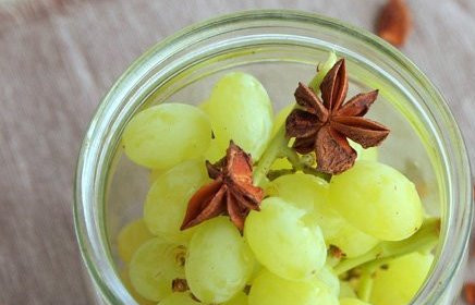 1. Этап. Виноград в сиропе: Добавляем в каждую баночку несколько бутонов бадьяна.