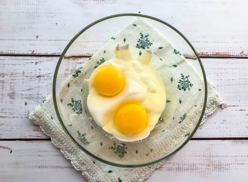 1. Этап. Оладьи на кефире и сметане: В глубокую тарелку вбейте яйца, добавьте сметану.