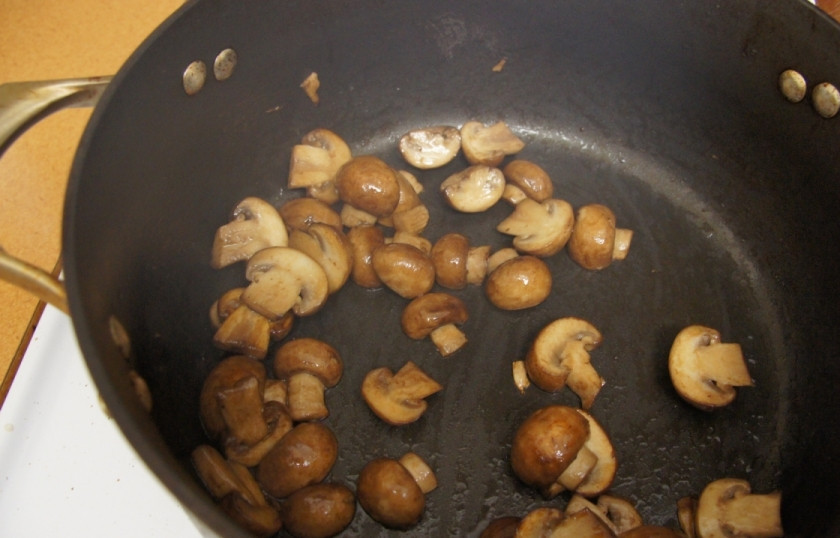 1. Этап. Стейк из говядины с грибным соусом: Обжарьте грибы на растительном масле.
