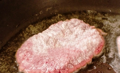 1. Этап. Лангет с соусом: Отправляем говядину на разогретую с растительным маслом сковороду и жарим с обеих сторон по 3-4 минуты.