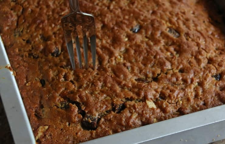 1. Этап. Пирог из пшенной каши: 8. Вилкой сделайте проколы по всему пирогу.