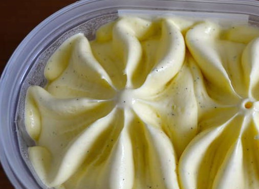 1. Этап. Тирамису за 5 минут: Ванильное мороженое заранее достаньте из морозилки.