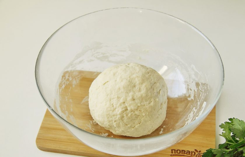 1. Этап. Тибетские пельмени: Перемешайте все сначала ложкой, затем подсыпая оставшуюся муку, замесите руками эластичное тесто. Соберите его в шар, накройте и оставьте на 20 минут.