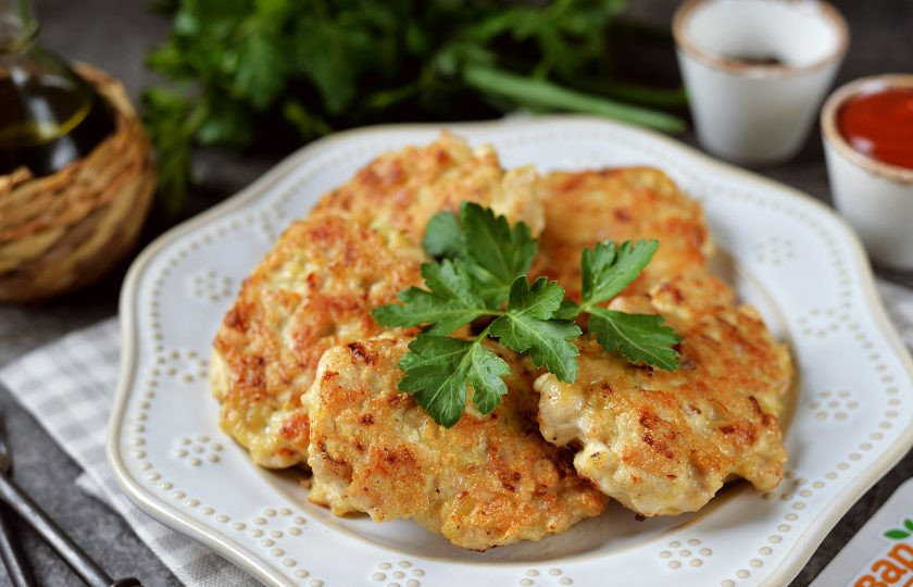 1. Этап. Рубленные куриные котлеты с манкой: Котлеты вкусные, сочные и очень мягкие. Приятного аппетита!