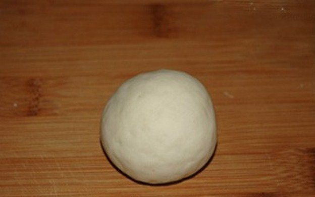 1. Этап. Паровые булочки по-вьетнамски: Придайте форму шара, запечатывая начинку тестом.