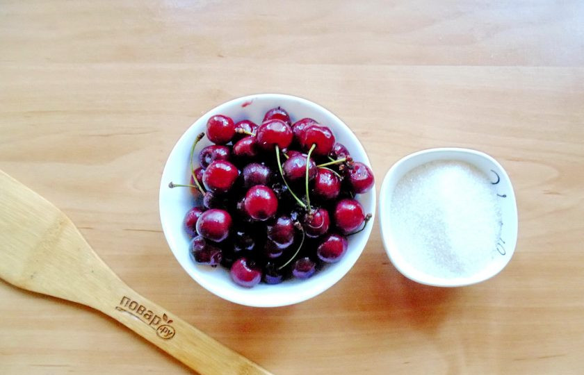 1. Этап. Королевское варенье из вишни без косточек: Подготовьте ингредиенты для приготовления варенья из вишни без косточек.