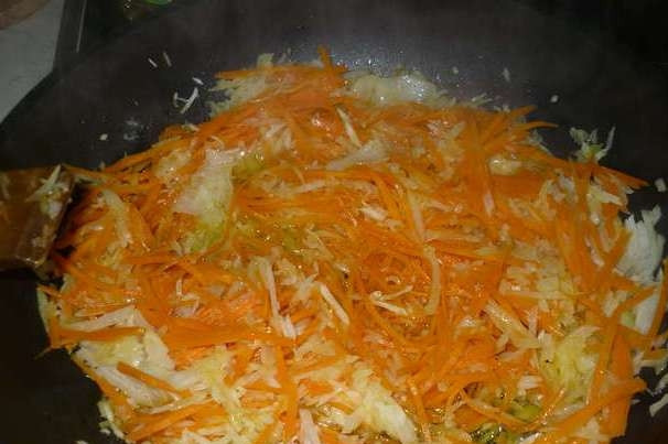 1. Этап. Фаршированный осетр: Сначала приготовим начинку. Для этого нарежем мелко лук, натрем морковь. Сделаем в сковородке зажарку на оливковом масле.