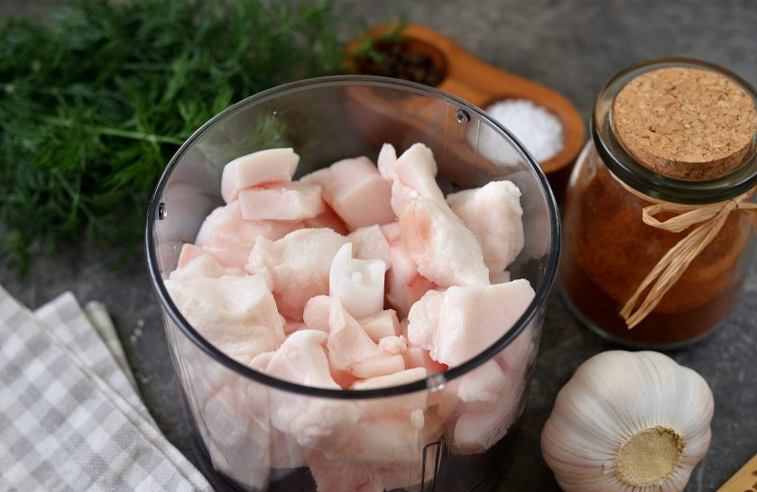 1. Этап. Закуска «Казачья»: Нарежьте сало мелкими кусочками, переложите в блендер.