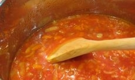 1. Этап. Фасолевая похлёбка: 12. Ждем, когда вскипит похлебка. Солим, посыпаем нарезанной зеленью и хмели-сунели. Если Вы добавляли перчик чили, теперь настало время вытащить его из кастрюли и выкинуть. Выключаем плиту и даем похлебке немного настояться.