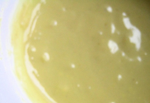 1. Этап. Салат Цезарь с семгой: Влейте масло, посолите и поперчите по вкусу, тщательно перемешайте.