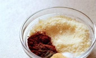 1. Этап. Картофель дольками в духовке: Смешать специи с сыром.