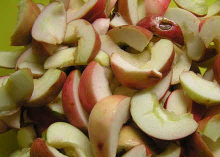 1. Этап. Яблочный компот: В кастрюлю наливаем воду и ставим на печку кипятиться. В это время яблоки нарезаем дольками, удаляя сердцевины и плодоножки.