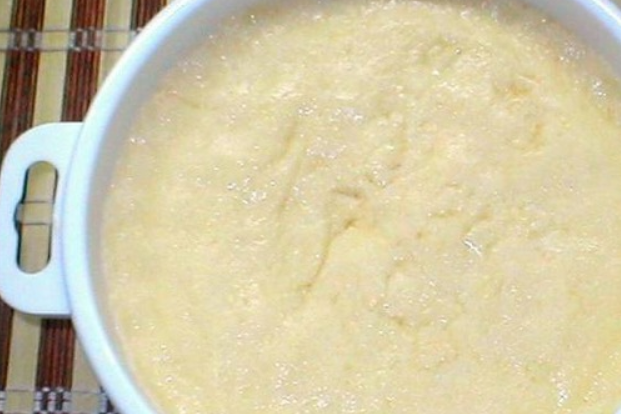 1. Этап. Cыр сулугуни в домашних условиях: Глубокую форму смазываем сливочным маслом, выкладываем в нее сырную массу. Остудить и переставить в холодильник на 2-3 часа.