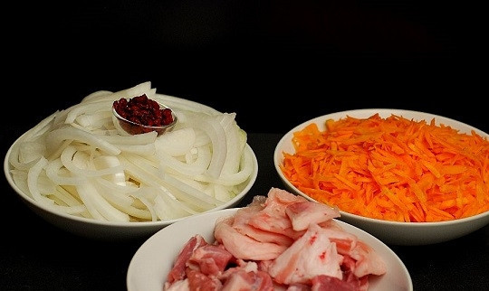 1. Этап. Плов узбекский: 2. Мясо вымойте, обсушите и нарежьте средними кусочками. Очистите и измельчите лук, морковь натрите на терке.